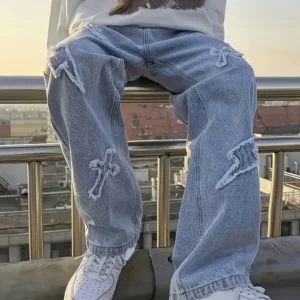 Jeans para hombre con bordados de cruz